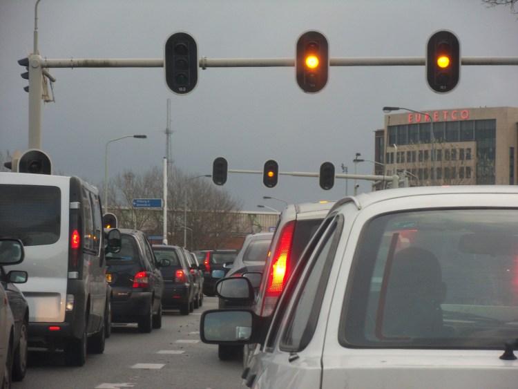 Geen verkeerslichten op zaterdagmiddag bij de Emerparklaan. Resultaat: chaos op de weg. foto Jeroen Thoolen
