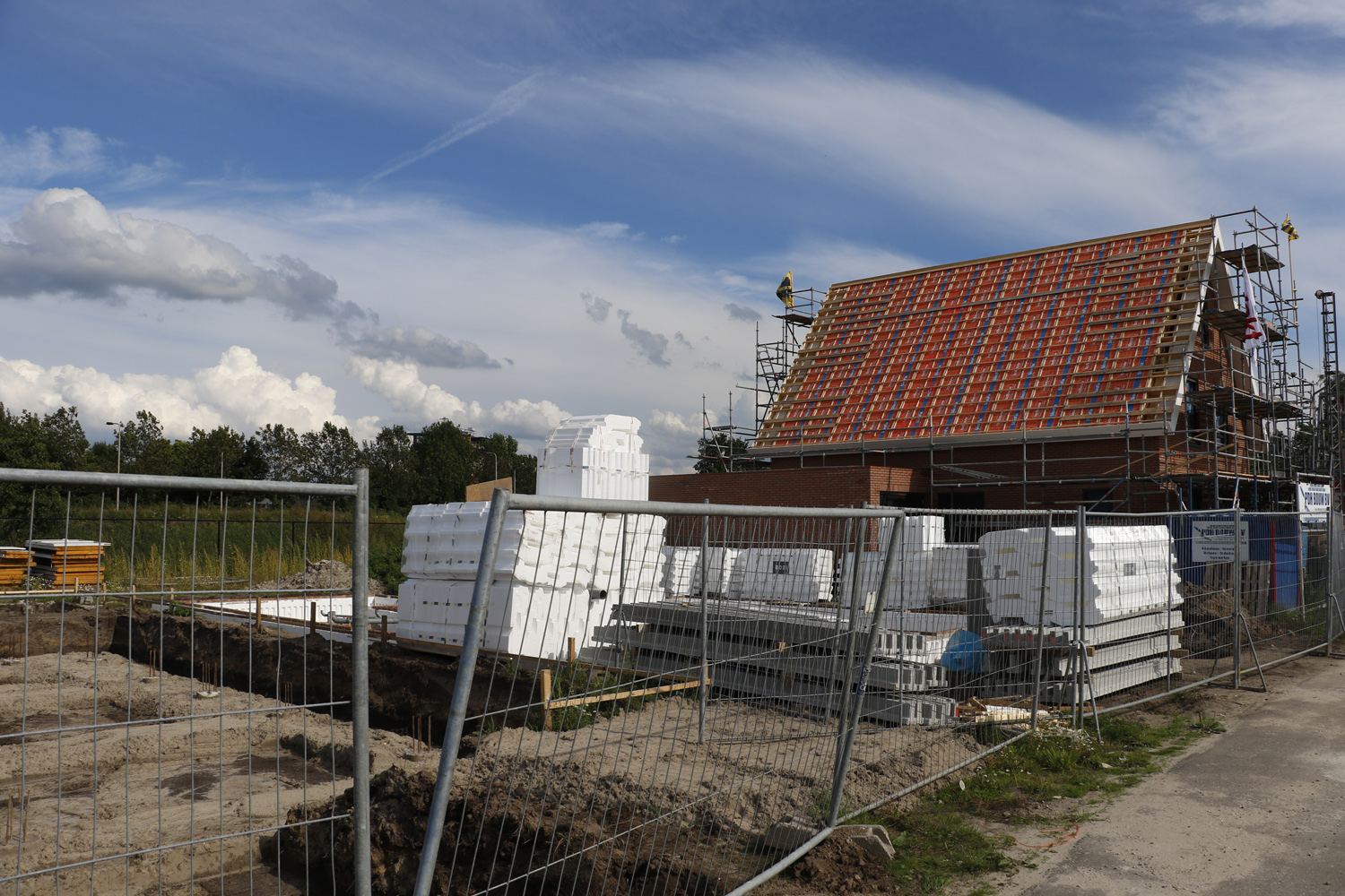 De bouw van de negentien vrijstaande huizen aan de Vinkenweide is begonnen. Het eerste huis heeft het hoogste punt bereikt.