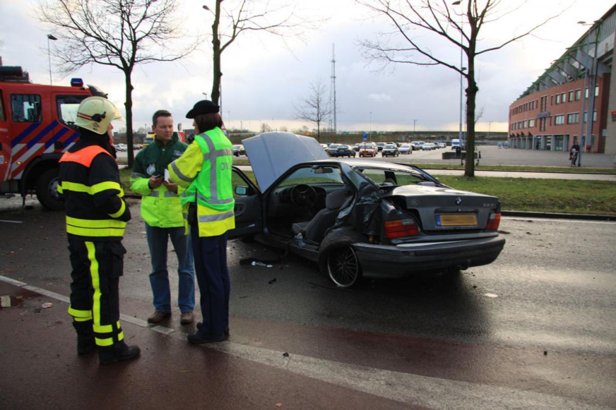 Bij een zwaar ongeval tussen twee BMW's zijn dinsdagmiddag drie personen gewond geraakt. foto Erik Eggens