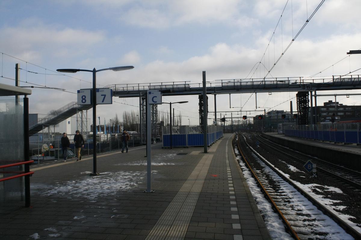 De voetgangersbrug over het spoor. Foto Pepijn Nagtzaam