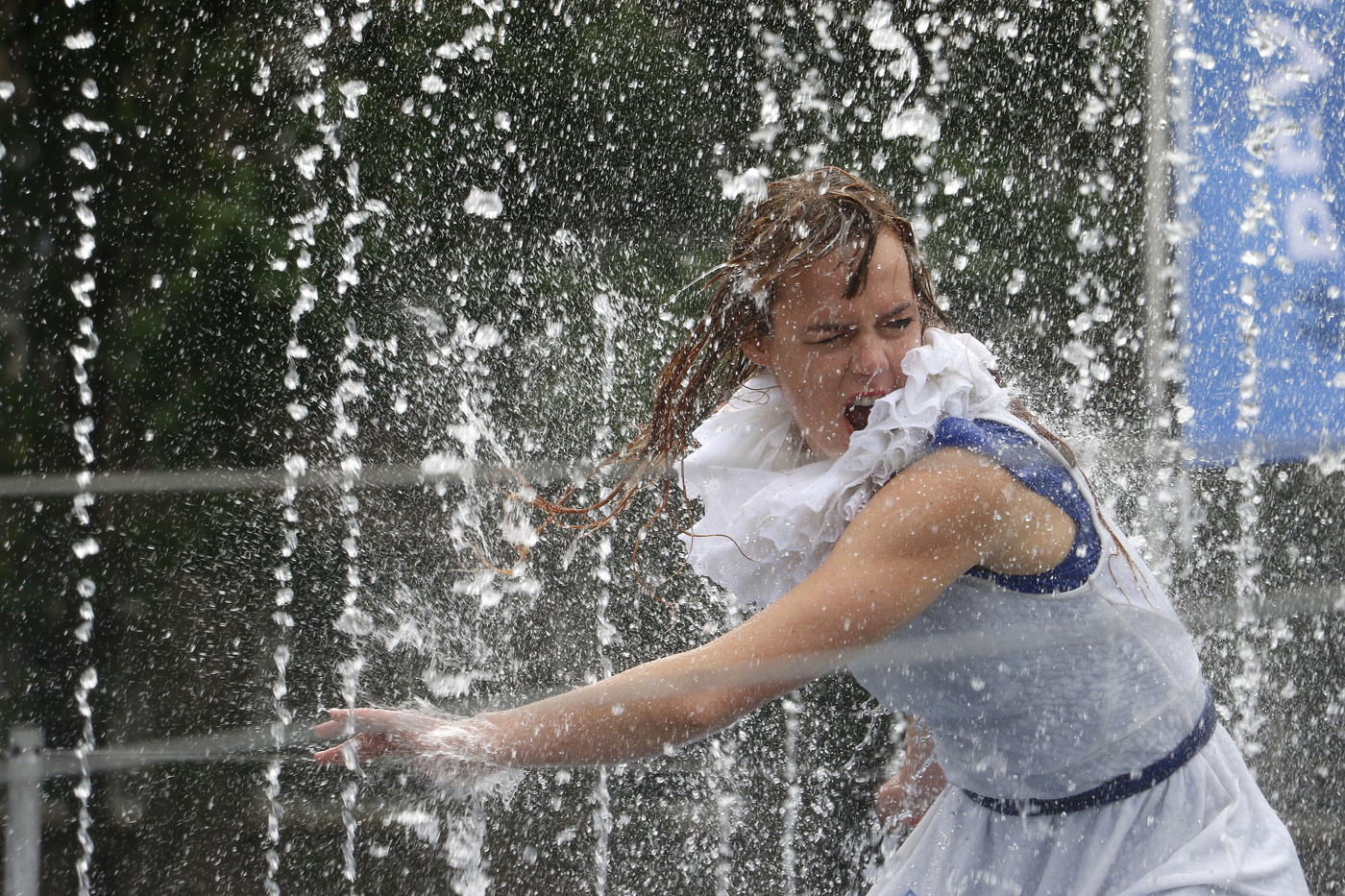 De opening van de Vrede Fontein op het Kasteelplein, vrijdag 16 juni.