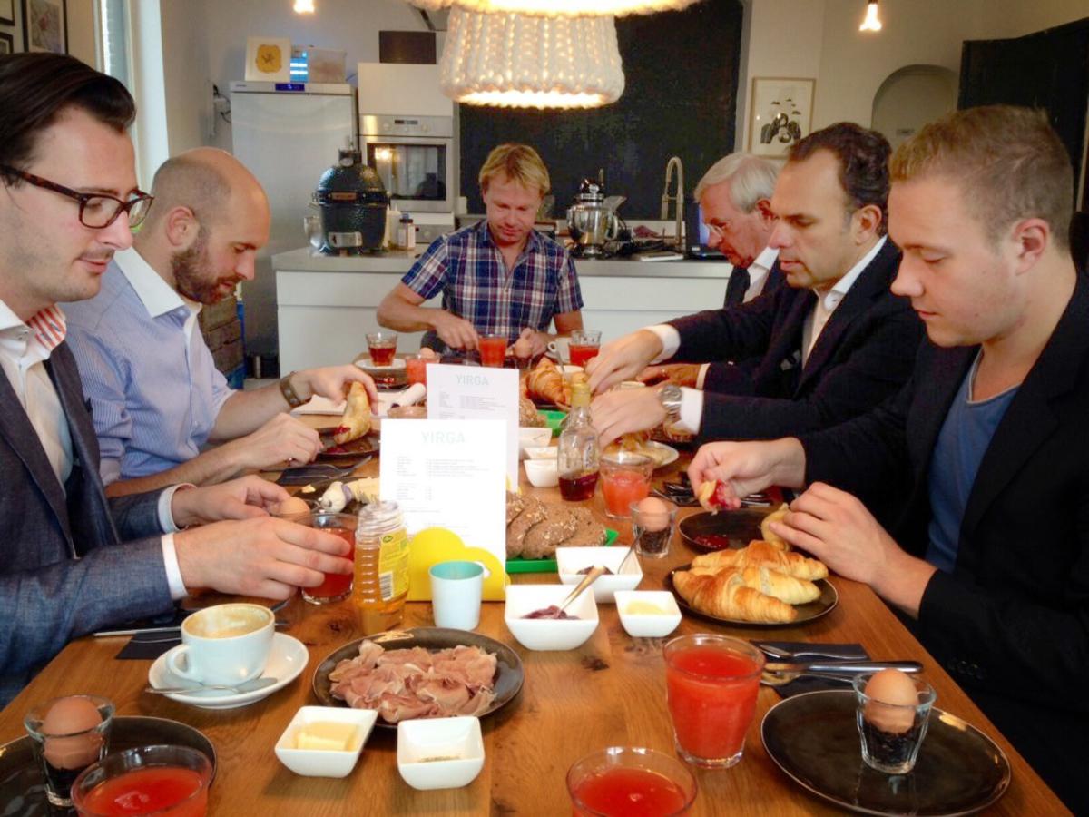 De VVD bij de presentatie van het verkiezingsprogramma. Aan de kop van de tafel lijsttrekker Patrick Ernst. Foto Wijnand Nijs