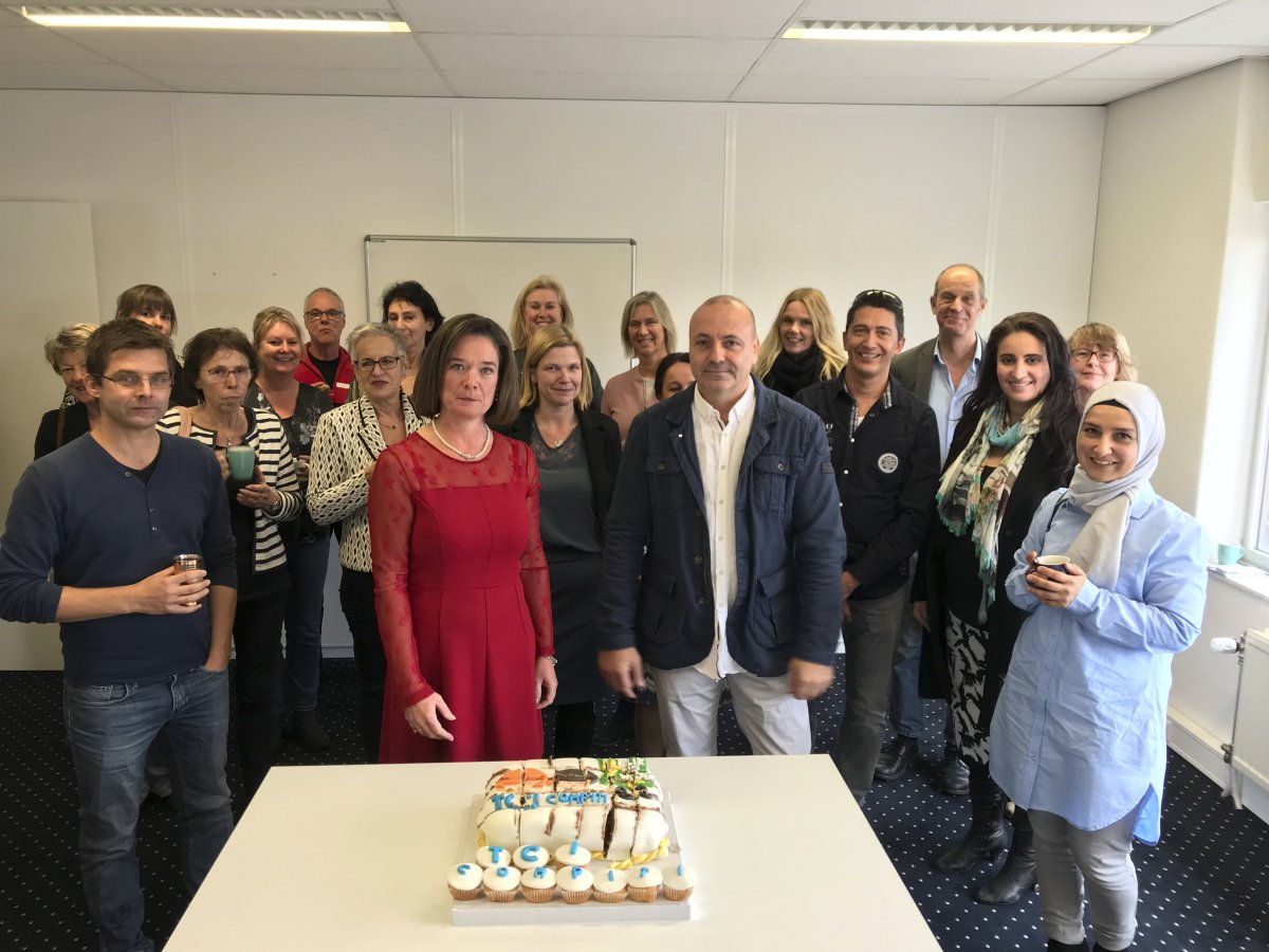 Waiel, Margot en een aantal docenten vieren het verkrijgen van het keurmerk.