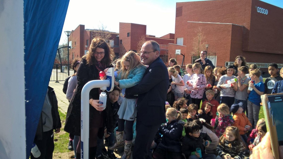 Opening eerste nieuwe tappunt, door wethouder Miriam Haagh en de algemeen directeur van Brabant Water
