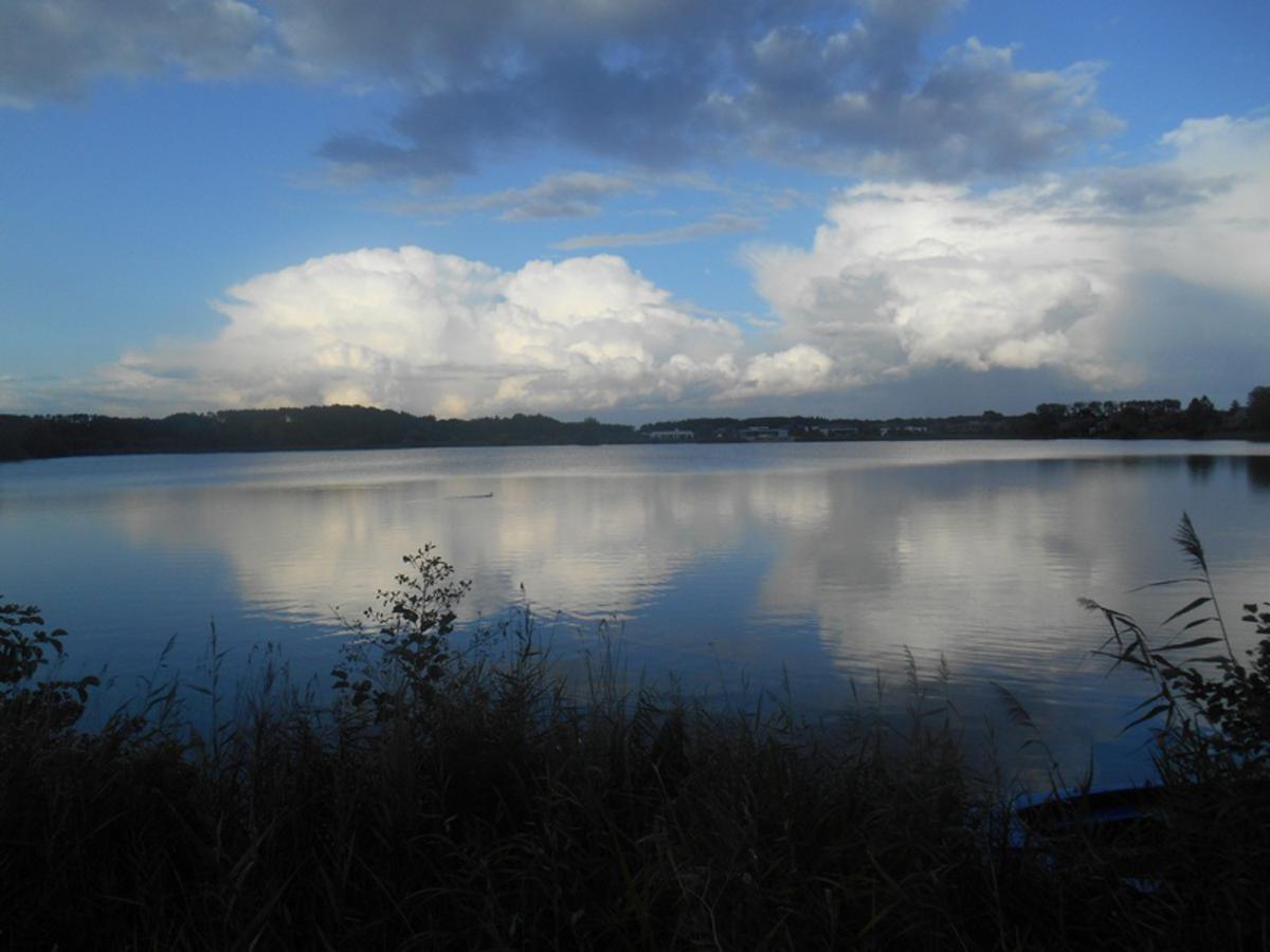 Wegtrekkende buienwolken bij de Asterdplas