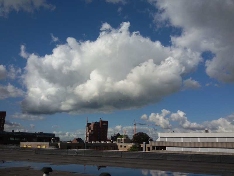 Fraaie stapelwolken boven de Bredase binnenstad
