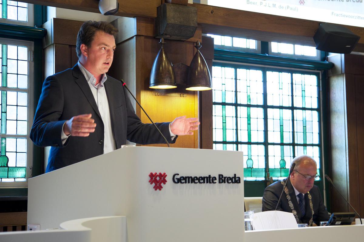 D66-fractievoorzitter Paul de Beer bij de installatie van het college van Breda'97, CDA, GroenLinks, PvdA en SP op 15 mei 2014.