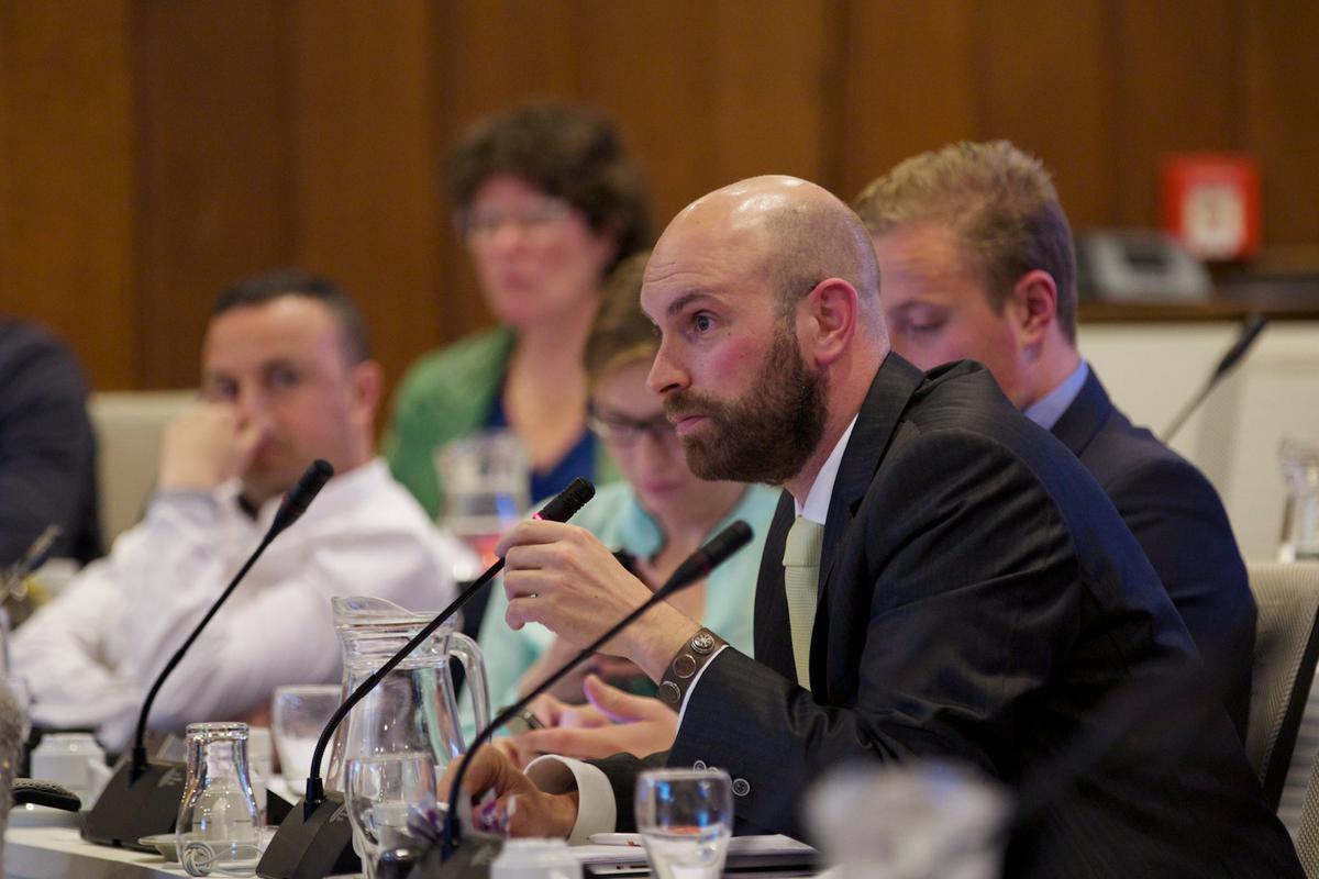 Boaz Adank (VVD) bij de installatie van het college van Breda'97, CDA, GroenLinks, PvdA en SP op 15 mei 2014.