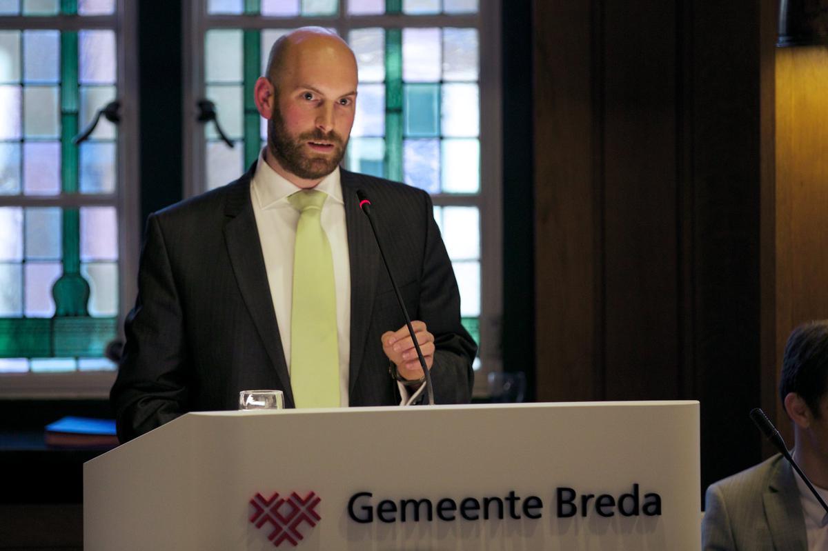 Boaz Adank (VVD) bij de installatie van het college van Breda'97, CDA, GroenLinks, PvdA en SP op 15 mei 2014.