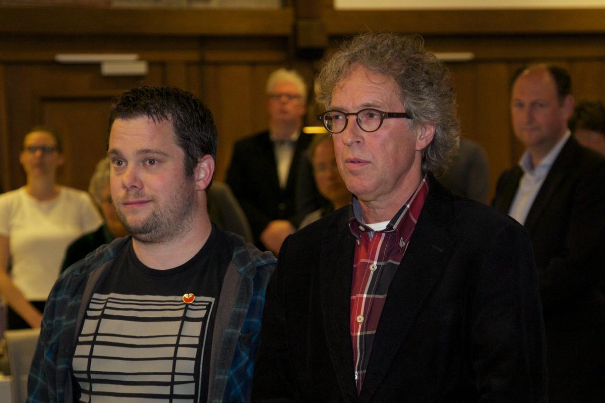 Jos Koniuszek en Rene Spiegels tijdens de installatie van het college van Breda'97, CDA, GroenLinks, PvdA en SP op 15 mei 2014