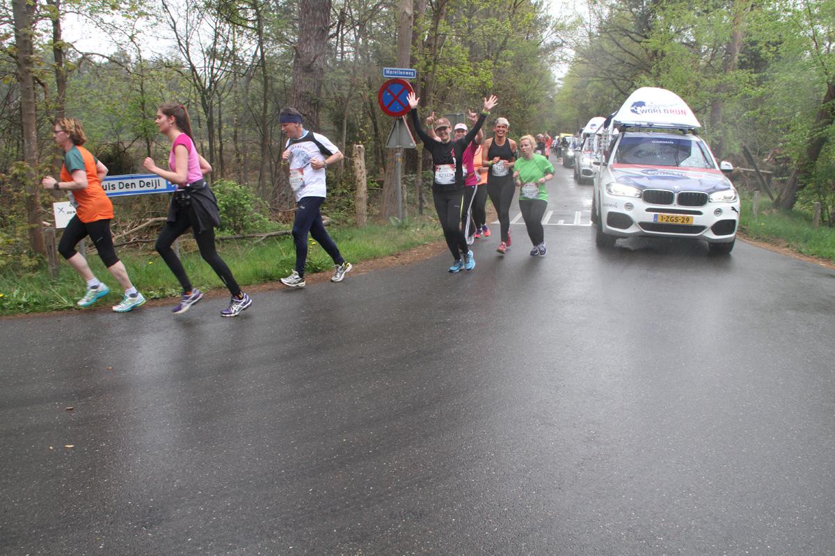 Lopers en rollers tijdens Wings for Life Worldrun Breda tussen de vier en de tien kilometer.