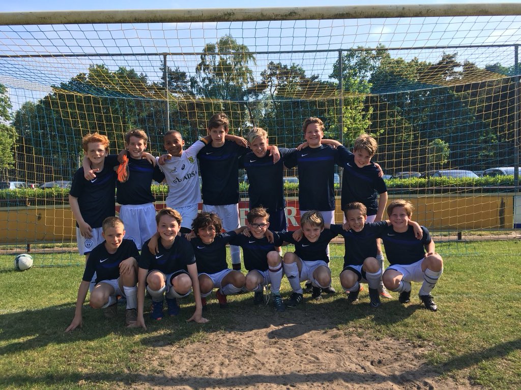 Teamfoto van de kampioenen van de St. Josephschool.