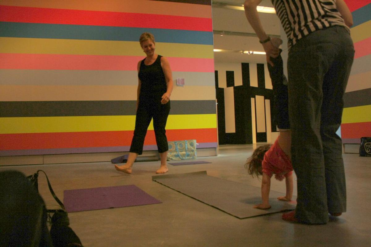 Ouder- en kindyoga in het MOTI. foto Debra van der Heide