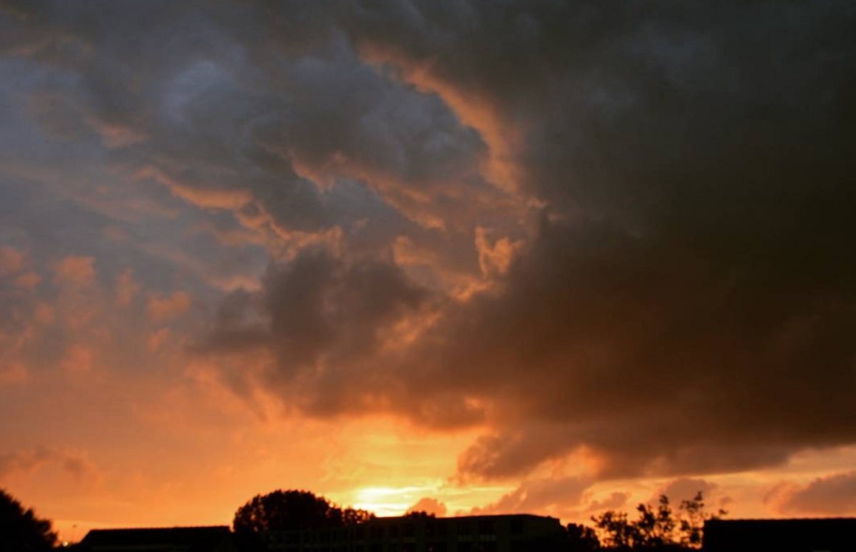 Prachtige oranjekleurige zonsondergang Breda