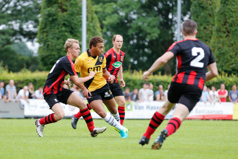 De traditionele oefenwedstrijd tussen de Zundertse selectie en NAC. NAC won met 0-4.