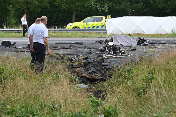 Piloot Overleden Na Vliegtuigcrash Op Snelweg A58 Bij Breda Airport ...