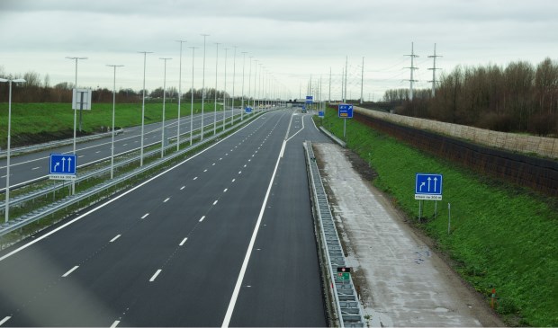 Het laatste stuk van de A4 tussen Delft en Schiedam, met rechts achter afrit 14: Delft. (foto: Jesper Neeleman)