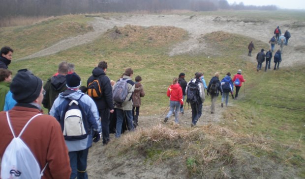Jarenlang vierden A4-tegenstanders nieuwjaarsdag op de zanddijk in Schipluiden, waarop de snelweg zou komen te lopen. Ze hadden succes: in plaats van op dat zandbed ligt de weg nu in een verdiepte bak. (foto: J. Zomervrucht)
