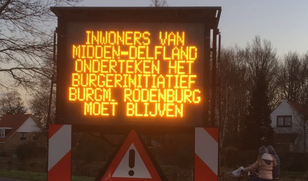 Dorpsbewoners zetten onder meer lichtwagens in om het op te nemen voor hun weggestemde burgemeester.