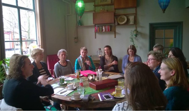 De vrouwen naar het idee van de Ridders van de Ronde Tafel bij elkaar.