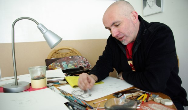 Marc Scherbateyev op de plek waar hij het meest in z’n element is: z’n tekentafel. (foto: Jesper Neeleman)