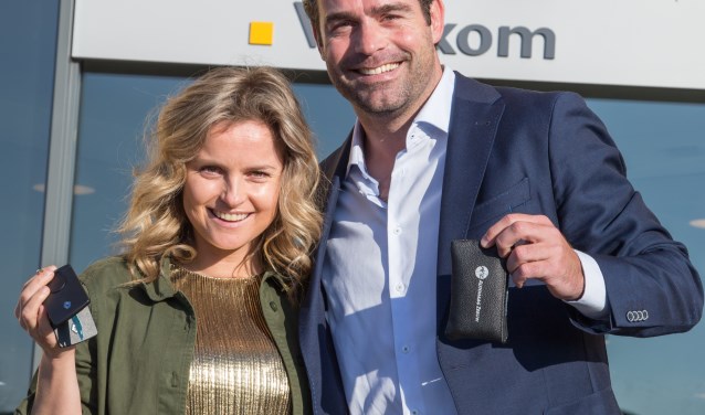 De samenwerking bekrachtigd: Fatima Moreira de Melo en Raemon Sluiter bij Autohaag Zeeuw.