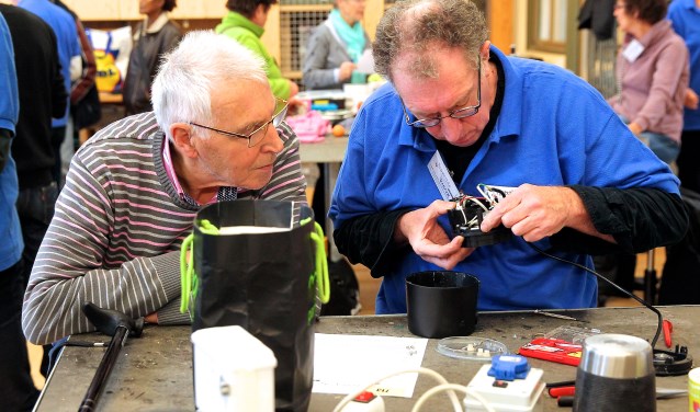Eén van de vrijwilligers (rechts) buigt zich over een technisch mankement, tijdens de vorige editie van het Repair Café in het Science Centre. Zondag 5 februari wordt hier het 5-jarig jubileum gevierd. (foto: Koos Bommelé)