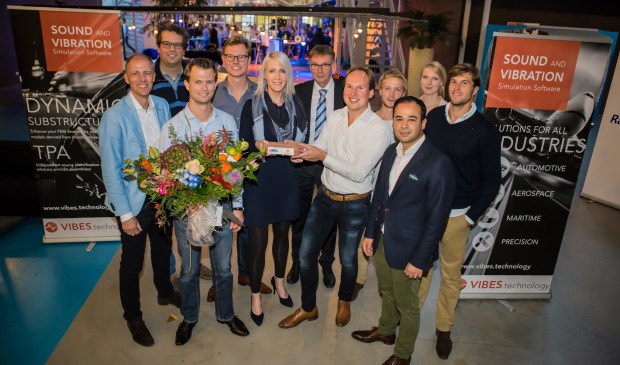 V.l.n.r.: Hans Dreijklufft (UNIIQ), Dennis de Klerk (Vibes), Daniël van den Bosch (Vibes), Maarten van der Kooij (Vibes), Liduina Hammer (UNIIQ), Theun Baller (decaan faculteit Werktuigbouwkunde TU Delft), Maarten van der Seijs (Vibes), Mathieu Wernsen (Vibes), Mazdak Zareei (Rabobank), Suzanne Kroeze (UNIIQ) en Eric Pasma (Vibes).