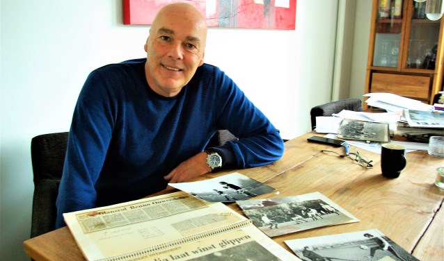 Benno Ouwersloot, met voor hem een artikel met de kop 'Glansrol voor Benno Ouwersloot', over die keer dat hij drie keer scoorde en zo dramatische speelde dat hij werd gewisseld. (foto: Jesper Neeleman)
