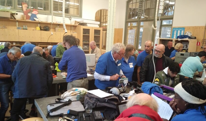 Maandelijks wordt van alles gerepareerd tijdens het Repair Café Delft. (foto: Geert van Grootveld)