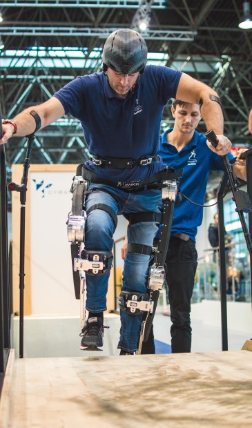 Zelfs traplopen is mogelijk met het Exoskelet.