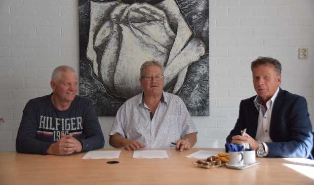 Van links naar rechts: Jos van Esschoten, Sjaak Lispet (voorzitter D.S.V. Full Speed) en Paul Friskes.