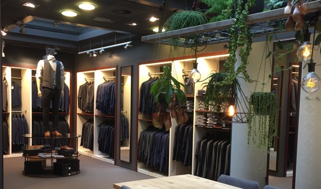 Mannen vinden bij Steendam Herenmode een uitgebreide collectie pakken.