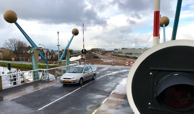 Binnenkort wordt de Oostgaagbrug verbreed, als schakel in een nieuwe weg (op de achtergrond in aanleg) tussen het Delftse ziekenhuis en de A4 bij Den Hoorn. (foto: Henk de Kat)
