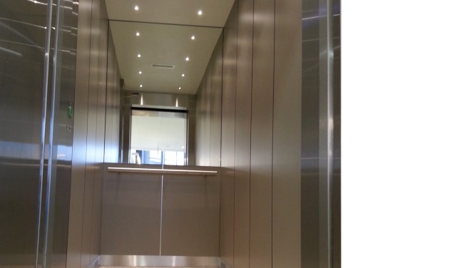Een opgeknapte liftcabine in het pand van Oogheelkunde te Rijswijk. (Foto: PR)