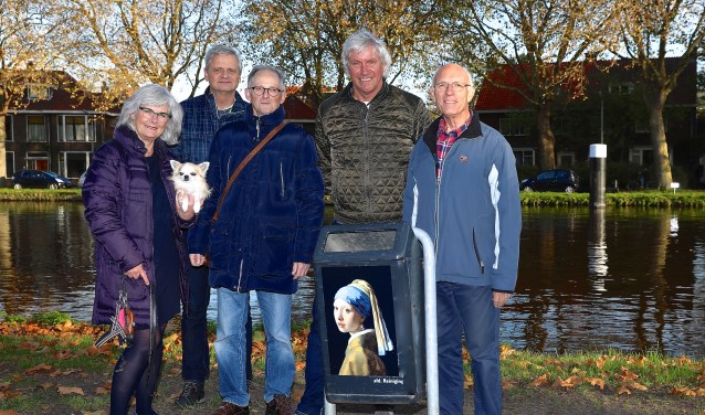 De bewoners van Parel aan de Schie zijn blij met hun Vermeervuilnisbak, maar hun sympathieke idee kan niet op ieders goedkeuring rekenen. (foto: Koos Bommelé)