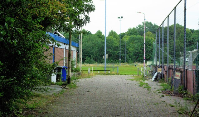 Het oude complex van Delfia aan de Mozartlaan verandert steeds meer in een nieuwe wildernis. Wat hier in de toekomst precies gaat komen, is nog onduidelijk. (foto: archief)