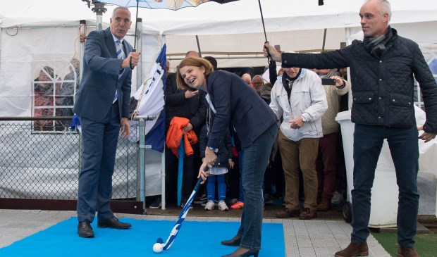 Burgemeester Van Bijsterveldt opent de nieuwe blaashal. Links Ring Pass-voorzitter Peter van Haagen.