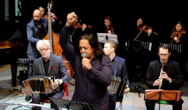 De geboren Argentijnse topzanger Omar Molle, begeleid door Gran Orquesta Típica. (foto: Ruurd Dasselaar)