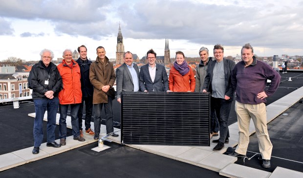 Wethouders Brandligt en Harpe, met een deel van het kernteam van Deelstroom Delft (foto: Erwin Dijkgraaf)