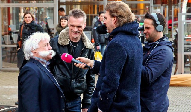Martin Stoelinga weet met enige regelmaat het landelijke nieuws te halen. Hier is hij in gesprek met Rutger Castricum van Powned. Afgelopen week werd hij gevolgd door een tv-ploeg van EenVandaag.