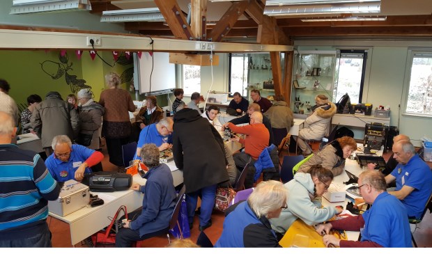Vrijwilligers van het Repair Café wisten gisteren weer veel spullen een tweede leven te geven.