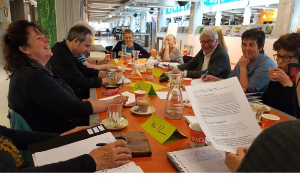 Plezier bij het voorlezen in Schrijfcafé Delft.