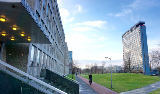 De Mekelweg, met links het gebouw van Technische Natuurkunde en rechts het op de Nieuwe Kerk na hoogste gebouw van Delft, de Elektrotechniek-flat. Beide panden gaan tegen de vlakte. (foto: Henk de Kat)