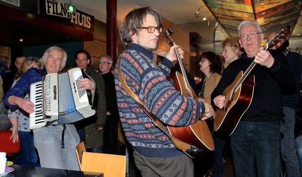 Het Blues Festival is gisteravond alvast goed begonnen met een mooie avond in Lumen, waar Henk de Kat, Henk Koorn en Ferdinand Bakker (v.l.n.r.) alvast trakteerden op muziek van Leadbelly.