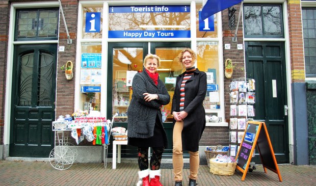 Ditte Mostert-Bok (links) en Lia van der Loos van Happy Day Tours, dat tegenwoordig nog duidelijker zichtbaar is aan de Nieuwe Langendijk.