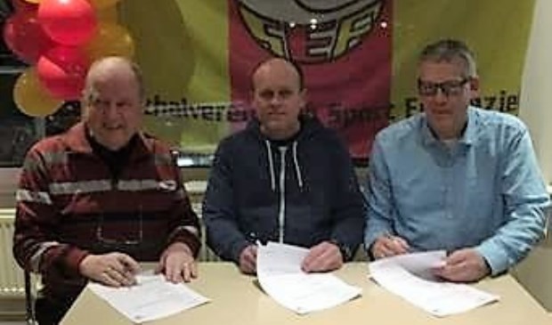 Joop Hoornweg (centraal), met links van hem bestuurslid Kees Noordhuizen en rechts voorzitter Rien Beenen.