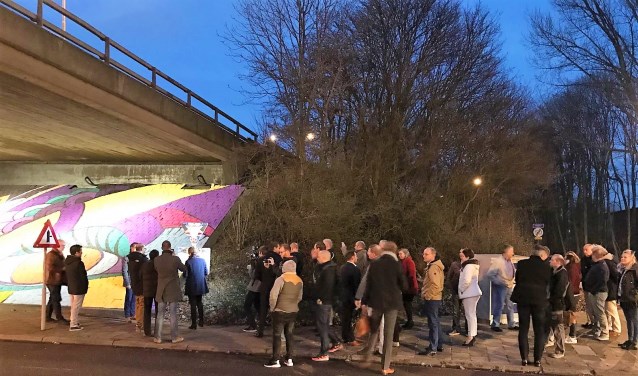 Veel ondernemers en betrokkenen kwamen naar de opening van het kunstwerk kijken.
