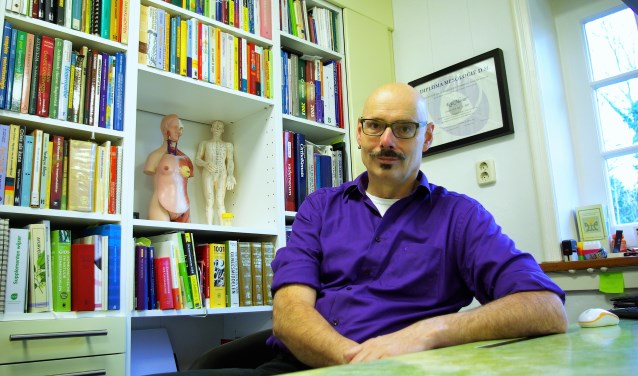 Kees Massar in de praktijk van Mesologie Massar aan de Nieuwe Plantage.