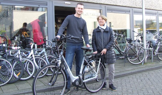 Olaf Karlas levert een nieuwe elektrische fiets af aan een blije klant. (Foto: EvE)